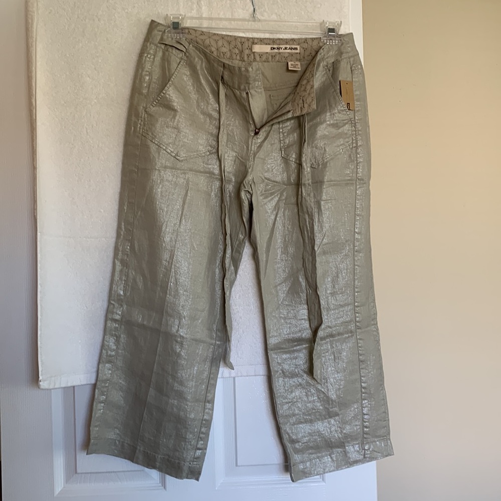 NWT DKNY Jeans. Stylish crop pant front zipper, pockets and tie front. Excellent